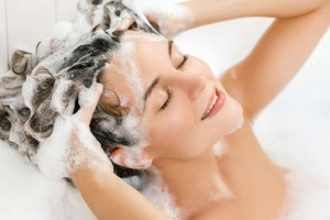 5 Masalah yang Timbul Akibat Malas Keramas, Yuk Jaga Kebersihan Rambut!