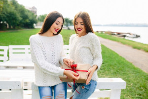 Ide Hadiah Menarik untuk Rayakan Valentine dengan Sahabat