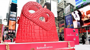 Buttonscarves Pajang Tas Raksasa di Jantung Kota New York