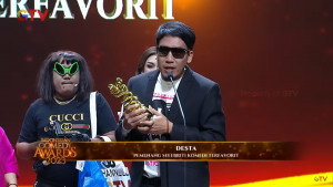 Dapat Piala Penghargaan Selebriti Komedi Terfavorit, Desta: Lapor Pak! Saya Menang