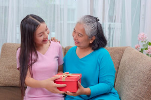 Ungkapkan Sayangmu untuk Ibu dengan Liontin Bentuk Hati Terbaru