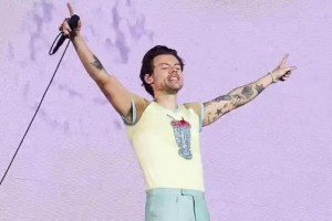 Konser di Perth, Harry Styles Lakukan Tradisi Minum dari Sepatu