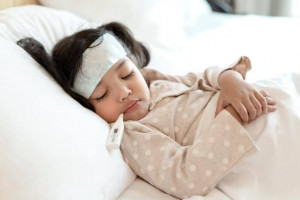 Bantu Turunkan Demam, Ini 6 Pilihan Plester Kompres Terbaik untuk Anak