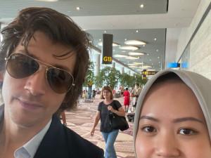 Fans Asal Indonesia Berhasil Swafoto Bareng Alex Turner, Sukses Bikin Iri Warganet