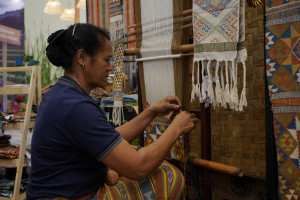 Kisah Inspiratif Maria Kuliahkan Anak Berkat Karya Tenun Ikat Warna Alam