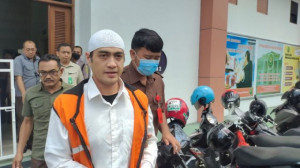 Hadiri Sidang Perdana Kasus KDRT, Ferry Irawan: Innalillahi