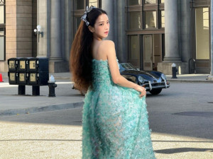 Gak Kaleng-Kaleng! Jisoo Bagikan Bingkisan Dior untuk Para Penggemar