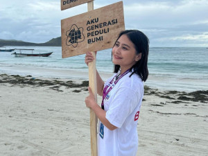 Peduli Lingkungan, Prilly Latuconsina Tunjukan Aksi Nyata dengan Bersihkan Pantai