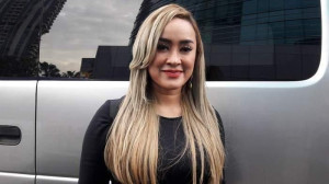 Permohonan Cerai Dikabulkan, Lia Ladysta Menangis Haru