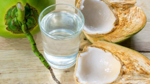 5 Manfaat Air Kelapa untuk Kecantikan, Salah Satunya Bikin Wajah Awet Muda