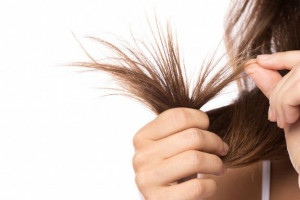 Selain Alat Styling, Ini 6 Masalah Penyebab Rambut Bercabang