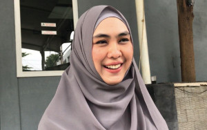 Rumah Tangga Sang Adik Diterpa Isu Miring, Ini kata Oki Setiana Dewi