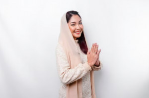 Maksimalkan Outfitmu dengan Frank Fire Peony di Acara Halalbihalal