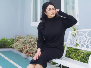 Bagi-Bagi THR ke Warga, Krisdayanti Tuai Pujian: Uang Rakyat Kembali ke Rakyat