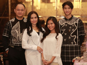 Cium Bibir Anak Sambung Saat Sungkem Lebaran, Suami Iis Dahlia Dikecam Warganet