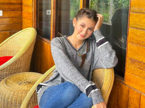 Pesona Zoe Abbas Jackson yang Membuat Ari Irham Terpesona