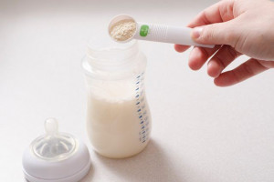 7 Tanda Bayi Tidak Cocok Susu Formula
