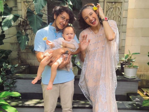 Rayakan Anniversary Pernikahan dengan Dimas Anggara, Nadine Chandrawinata Umumkan Kehamilan Anak Kedua