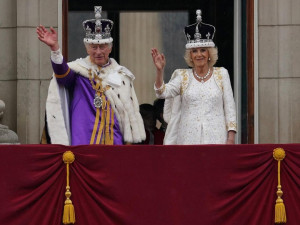 Resmi Dinobatkan Jadi Ratu, Begini Potret Camilla Saat Kenakan Jubah Negara