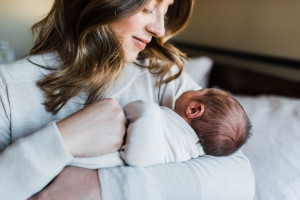 Moms Wajib Tahu, Ini 6 Manfaat Menggendong Bayi Bagi Kesehatan