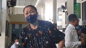 Hadiri Sidang Cerai, Ibunda Inge Anugrah Tak Kuasa Bendung Air Mata