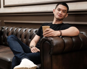 Momen Kocak Rezky Aditya Keciduk Dispatch Bak Idol Korea Selatan