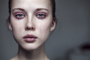 7 Tips Menghilangkan Mata Sembap Akibat Menangis yang Mudah Dilakukan