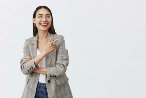 Rekomendasi Outfit Wanita Karier Untuk Penampilan Lebih Menarik Saat ke Kantor