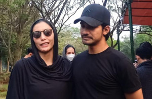 Tumpuk Jenazah Ibunda dengan Mendiang Bibi, Ini Alasan Tyas Mirasih