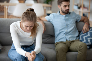 5 Tanda Suami Berselingkuh Menurut Psikologi, Ladies Wajib Tahu!