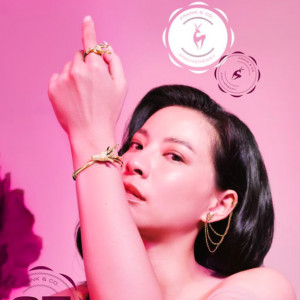 Tampil Beda dengan Deer Chain Earrings Berdesain Unik
