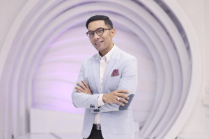 Jadi Pembawa Acara Dalam Fan Meeting Kim Seon-Ho, Indra Herlambang Panen Pujian