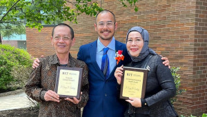 Bangga! Raih Gelar Master, Anak Dewi Yull Dapat Penghargaan dari MURI