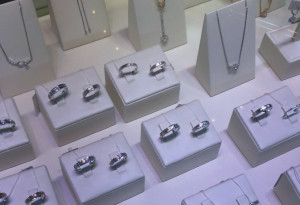 Mizora Jewelry Exhibition Hadirkan Illusion Cushion Cut Pertama di Indonesia