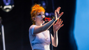 Usir 2 Penonton Saat Konser, Hayley Williams Minta Maaf