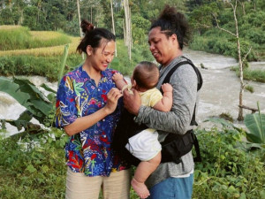 Enggan Publish Wajah Sang Buah Hati, Begini Penjelasan Indah dan Arie Kriting