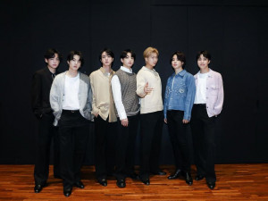 Puncaki Tangga Lagu, Simak Lirik Lagu dan Terjemahan “Take Two” - BTS