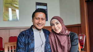 Berangkat Haji, Arie Untung dan Fenita Arie Tak Kuasa Bendung Air Mata