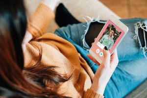 Tinder Bagikan Cara Memahami Bahasa Tubuh Partner Saat Kencan