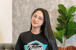Kurang Fit, Dewi Perssik Tetap Tampil Maksimal di Singapura