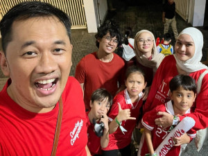 Momen Seru Zaskia Adya Mecca Ajak Keluarga Nonton Bola di GBK