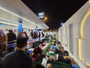 Viral! Bayar Lebih Mahal, Jemaah Haji Khusus Malah Tidur di Pinggir Toilet