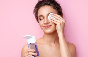Mengapa Kelopak Mata Gatal Setelah Menggunakan Make Up?  Ini Penyebab dan Solusi  Mengatasinya