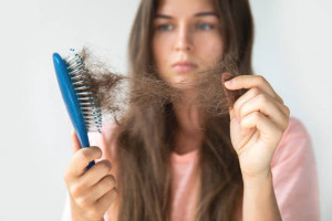 5 Cara Alami Atasi Rambut Rontok, Gampang Banget Lho!