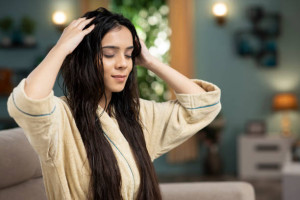 Tips Jaga Kesehatan Kulit Kepala di Tengah Musim Hujan yang Semakin Dekat