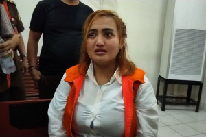 Kangen Ibunda, Lina Mukherjee Nangis Sebelum Jalani Sidang Perdana Kasus Penistaan Agama