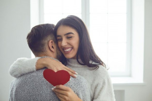 Ada 5 Bahasa Cinta, Mana yang Kamu Sukai?
