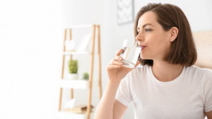 Minum Air Putih Bisa Redakan Kram Menstruasi? Cek Faktanya!