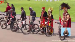 Menang Kategori Pakaian Adat Terbaik, Kaesang Dapat Sepeda dari Presiden Jokowi