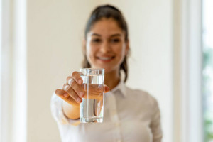 5 Manfaat Minum Air Putih Bagi Tubuh, Bikin Kamu Sehat Luar Dalam Lho!